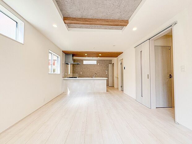 1号棟【LDK16帖】広々としたリビングダイニング。ゆったりとしたキッチン。生活動線をLDK に集中させ、ご家族が過ごしやすい空間設計にしました。