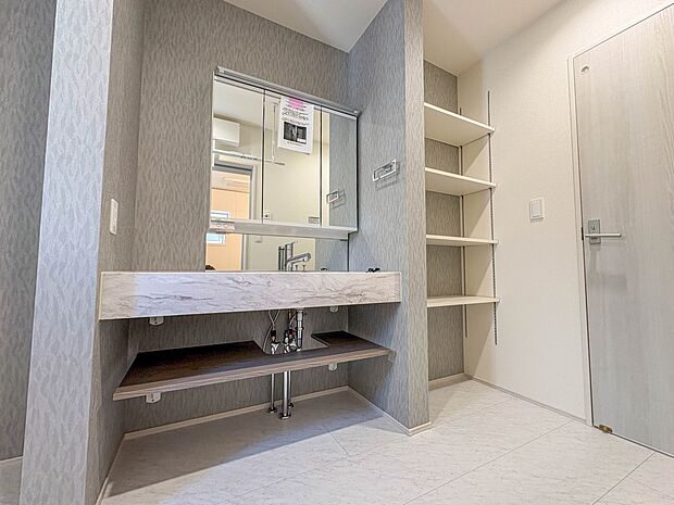 1号棟【脱衣所】脱衣所、洗面所は小さなプライベートスペース。歯磨き、洗顔と毎日施す個人空間。