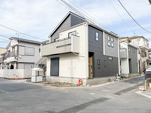 2号棟【外観】こちらの物件が少しでも気になるようでしたら、お気軽にお問合せください。人生でいちばん大きなお買い物ですので、ゆっくりご見学ください。ネット上の画像と実際の見学では、リアル感がま…