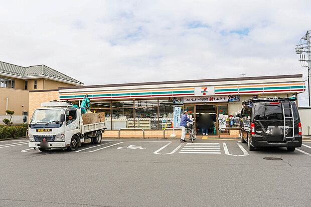 コンビニ 242m セブンイレブン(セブンイレブンは近くて便利を掲げています。近くとは、心の近さ。便利とはモノが期待以上の品質でお客さまに届くこと。セブン銀行など新しいサービスを積極的に導入…