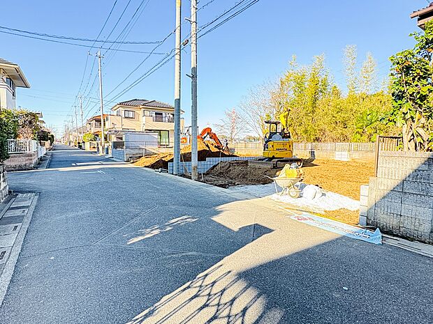 【前面道路】家の前をまっすぐの通りが走っている。クルマは少なく、人々は毎朝、ウォーキング、ジョギング、犬の散歩など、フリーな朝時間を過ごしている。