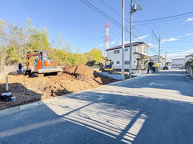 家の前をまっすぐの通りが走っている。クルマは少なく、人々は毎朝、ウォーキング、ジョギング、犬の散歩など、フリーな朝時間を過ごしている。