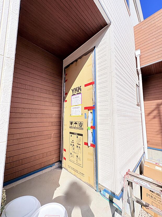 ＜玄関＞家の顔となる玄関は、高いデザイン性が求められます。高級感と断熱性、防犯性に優れた玄関ドアを標準装備。ピッキング対策のセキュリティサムターン等、防犯に考慮しました。