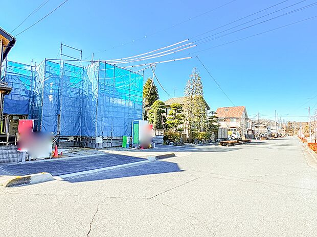 【前面道路】家の前をまっすぐの通りが走っている。クルマは少なく、人々は毎朝、ウォーキング、ジョギング、犬の散歩など、フリーな朝時間を過ごしている。