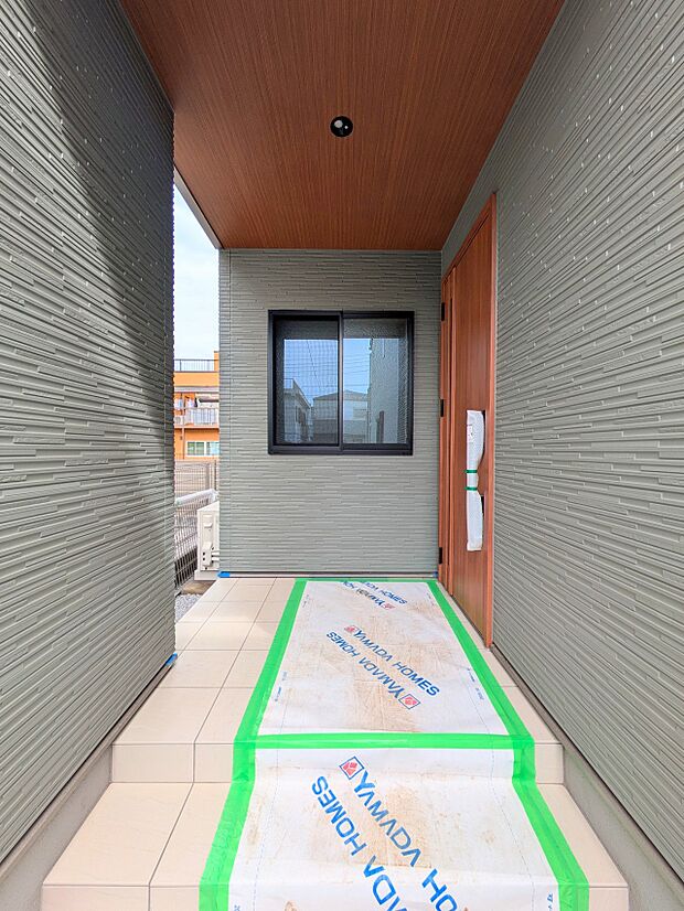 【玄関アプローチ】 玄関はおうちの顔と言われます。玄関アプローチは、外観デザインの印象を左右します。ご家族の個性を出しながら、素敵な玄関でお客様をお迎えしてください。