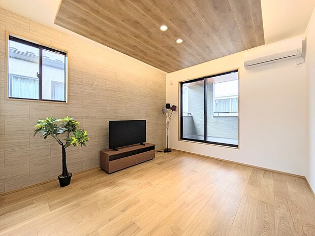 【リビング】光が溢れ、風も溢れ、居心地のよい住空間、自然体で過ごせる住空間にリビングを。それは住むというシンプルなカタチをどこまでも追求してきた結果です。新築の厳かな居住性を身体全体で感じて…