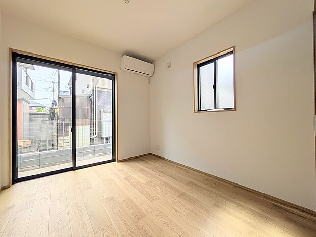 お部屋が明るいだけで、ちょっと幸せになれる。陽ざしの心理効果のおかげです。お部屋に陽をたっぷりとりこみましょう。明るいお部屋にいると、顔もなぜか明るくなる。
