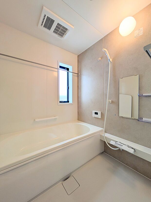 【Bathroom-浴室-】 1日の疲れを癒すバスルームは、心地よいリラックスを叶える清潔感溢れる美しい空間です。心からゆったりと寛いでいただけるよう、ゆとりのスペースを確保してます。
