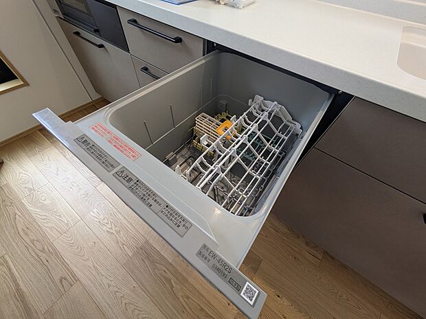 【ビルトイン食器洗乾燥機】食洗機は高温のお湯や高圧水流で汚れを効果的に落とし殺菌効果も期待できます。