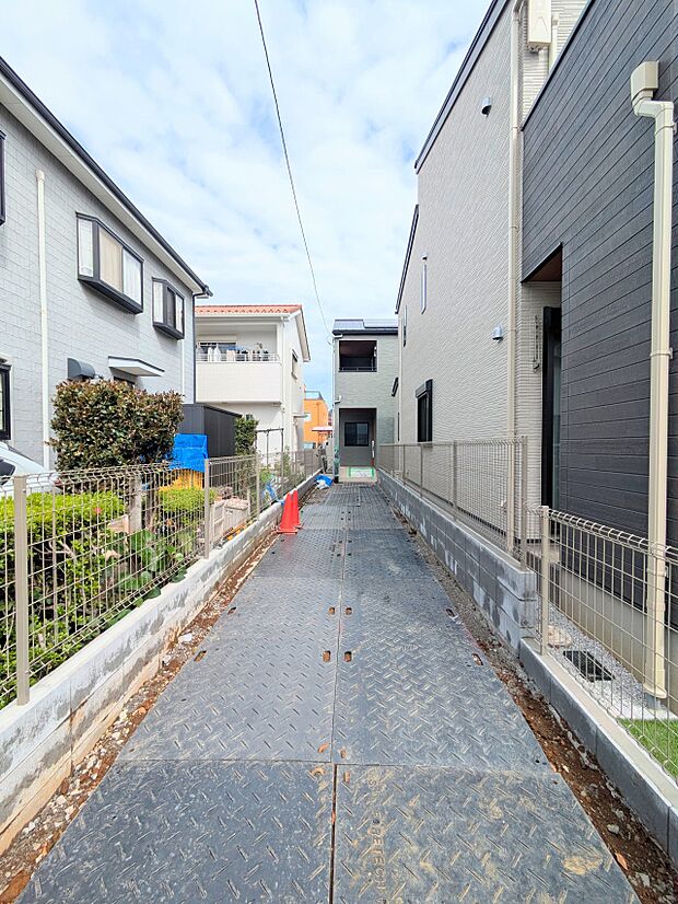 【駐車場】毎日の生活にマイカーが必須という方は、購入を検討する際、駐車場があることは大事な条件です。毎日の通勤や家族の送迎、買い物やお出かけなどクルマのある暮らしを満喫したい方は要チェック。…