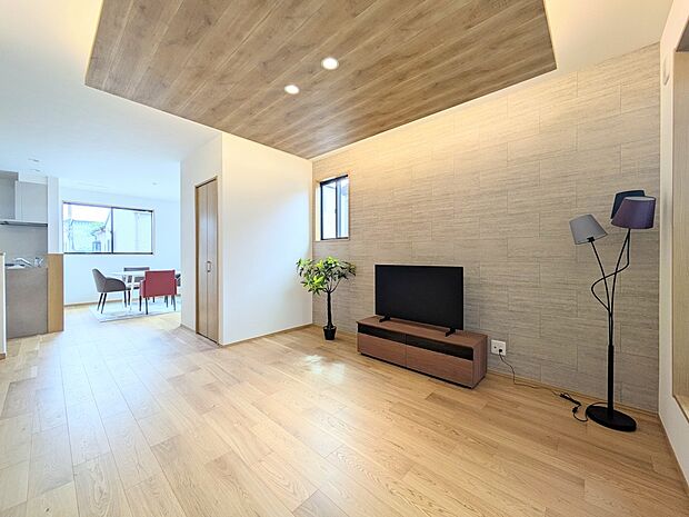 【リビングダイニング】シンプルなデザインの家は風情がある。住む人のこだわりを感じる。外観も内装もいたってシンプル。居心地がよく、家事や趣味、子育てなどにも集中できる。家も人間も熟成するほどシ…