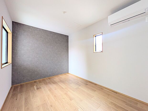 【リビング以外の居室】独立性を高めたお部屋。たっぷりの収納も配備しており、片付いた空間を現実出来そう。陽光も降り注ぐ明るく開放的な空間が魅力的。