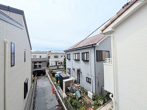 朝の澄んだ空気や、夕方に吹く清々しい風を五感で感じられるバルコニー。屋外にあって、住まいの中でも本当の自然を感じられるスペースです。