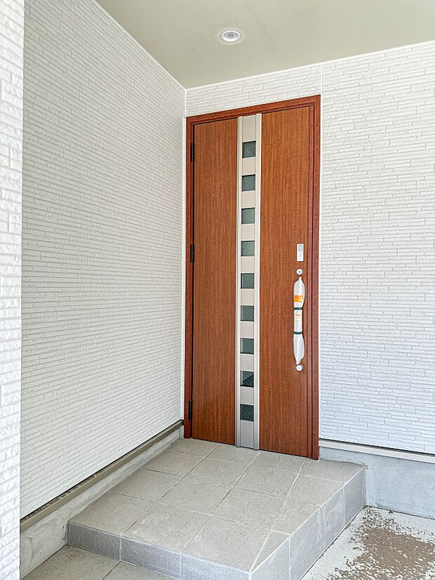 【玄関アプローチ】  玄関はおうちの顔と言われます。玄関アプローチは、外観デザインの印象を左右します。ご家族の個性を出しながら、素敵な玄関でお客様をお迎えしてください。