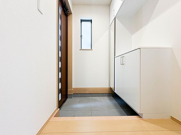 【玄関】玄関はおうちの顔と言われます。玄関アプローチは、外観デザインの印象を左右します。ご家族の個性を出しながら、素敵な玄関でお客様をお迎えしてください。