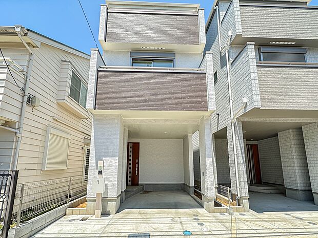 【ひとつ先の住み心地】家族の温かさと陽光の暖かさ、楽しい毎日と明るい未来を予感させる「空間が織り成すひとつ先の住み心地」を演出します。＊CG加工により晴天にしています。