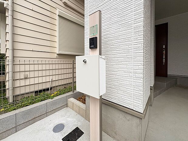 【郵便ポスト】シンプルかつシャープな郵便ポスト。
