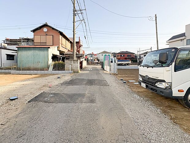 【前面道路】家の前をまっすぐの通りが走っている。クルマは少なく、人々は毎朝、ウォーキング、ジョギング、犬の散歩など、フリーな朝時間を過ごしている。