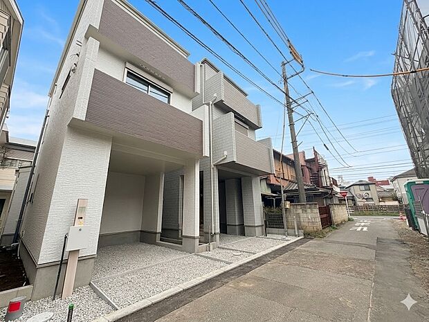 【前面道路】家の前をまっすぐの通りが走っている。クルマは少なく、人々は毎朝、ウォーキング、ジョギング、犬の散歩など、フリーな朝時間を過ごしている。