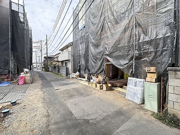 【前面道路】家の前をまっすぐの通りが走っている。クルマは少なく、人々は毎朝、ウォーキング、ジョギング、犬の散歩など、フリーな朝時間を過ごしている。