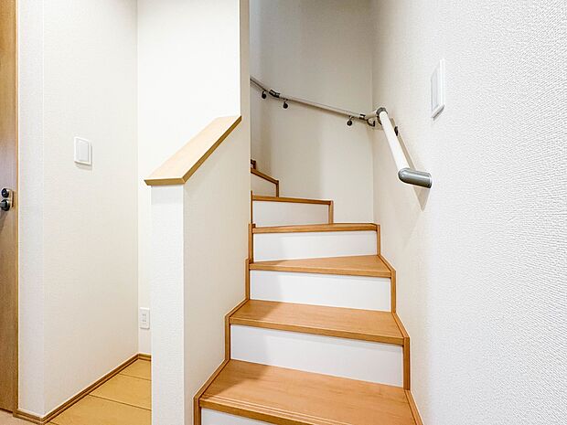 【手すり付階段】手すりがないと階段の昇り降りで危険なことはもちろん、壁に手をつきながら歩くことで壁紙が汚れやすくなります。すべての方に快適に昇り降りしていただくため、手すりを設置しました。
