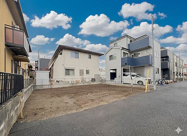 【駐車場】毎日の生活にマイカーが必須という方は、購入を検討する際、駐車場があることは大事な条件です。毎日の通勤や家族の送迎、買い物やお出かけなどクルマのある暮らしを満喫したい方は要チェック。…