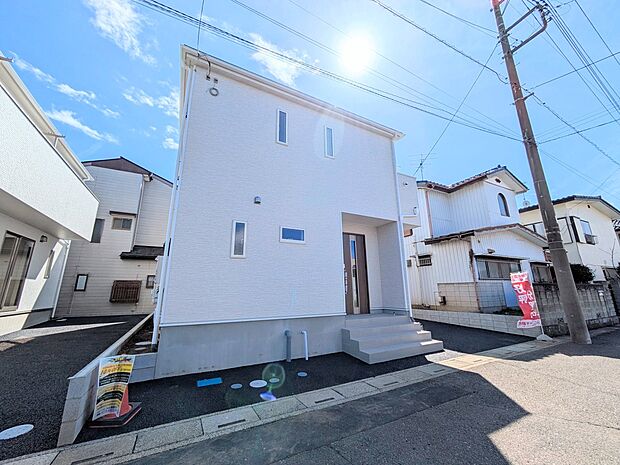 上質感漂う玄関へのアプローチ。居住者の帰り、訪れる方を優しく迎える・安らぎに満ちた生活空間を予感させる。健やかな暮らしを楽しめそう。