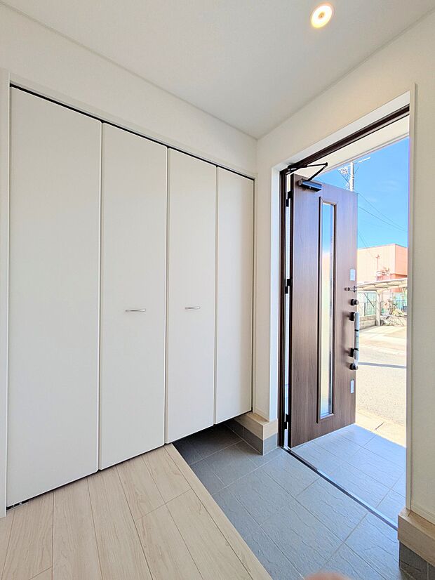 【玄関】玄関はおうちの顔と言われます。玄関アプローチは、外観デザインの印象を左右します。ご家族の個性を出しながら、素敵な玄関でお客様をお迎えしてください。