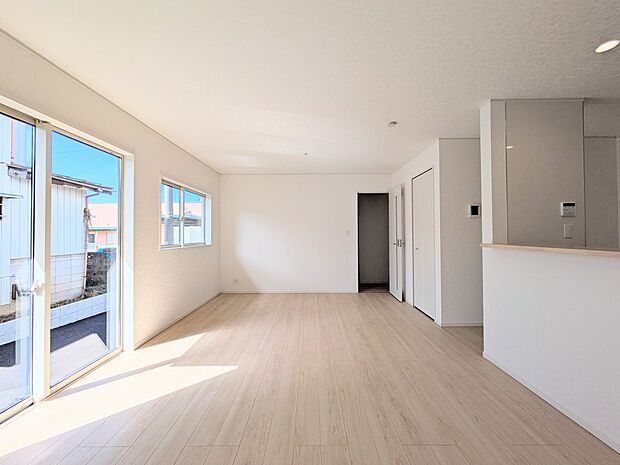 【リビング】 整然とした空間演出、快適な理想の暮らしの実現は家のみの拘りではなく、そこで暮らす方々にとって素敵な環境であることも挙げられると思います。四季折々の変化が奏でる鼓動を楽しんで下…