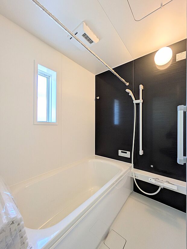 【Bathroom-浴室-】 1日の疲れを癒すバスルームは、心地よいリラックスを叶える清潔感溢れる美しい空間です。心からゆったりと寛いでいただけるよう、ゆとりのスペースを確保してます。