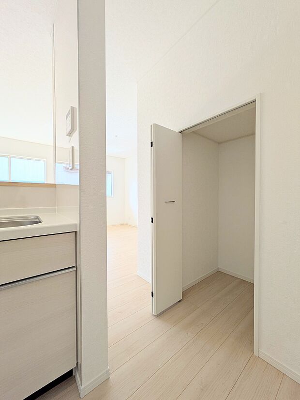 【パントリー】  常温保存できるパン、お米、調味料、缶詰など、日常的に使うものや未開封の食品の収納にぴったり。棚にものを並べて収納すれば、何が足りないのかひと目で確認できます。