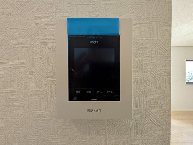 【TVモニター付インターホン】来訪者の様子を室内TVモニターでチェック。対応したくないセールスを断りやすく、子どもに留守番をさせるときも安心。不在時の来訪者を録画でき、犯罪抑止効果も期待でき…