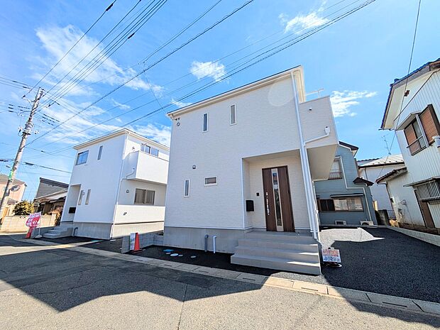 家の前は美しい通りになっていますが、クルマが比較的少なく。家のまわりで遊ぶお子さまも安心です。
