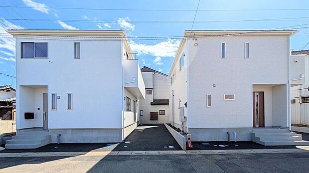 カースペース2台可/駐輪スペース。広々カースペースです。自転車、バイクなども置き場に困りません。