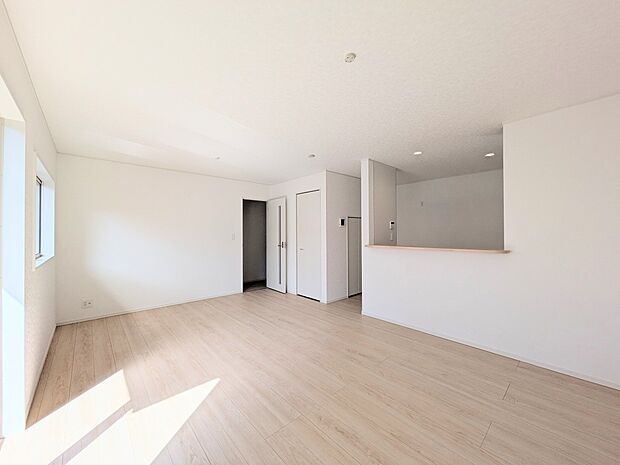 【ダイニングキッチン】ナチュラルな自然光の中での調理。お洒落な食器類を余裕で収納できるスペース。動きやすい女性目線のキッチン動線。これからはお料理をつくる時間が劇的に変わります。