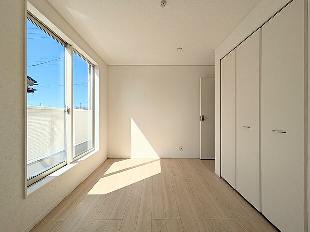 【リビング以外の居室】独立性を高めたお部屋。たっぷりの収納も配備しており、片付いた空間を現実出来そう。陽光も降り注ぐ明るく開放的な空間が魅力的。
