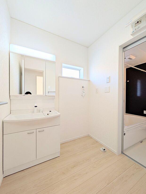 洗面所は小さなプライベートスペース。歯磨き、洗顔と毎日施す個人空間。小窓も設置して、熱気などを開放して、爽やかなスペースになるように設計されています。