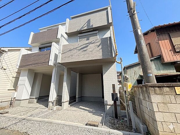 【ひとつ先の住み心地】家族の温かさと陽光の暖かさ、楽しい毎日と明るい未来を予感させる「空間が織り成すひとつ先の住み心地」を演出します。*CG加工により晴天にしています。