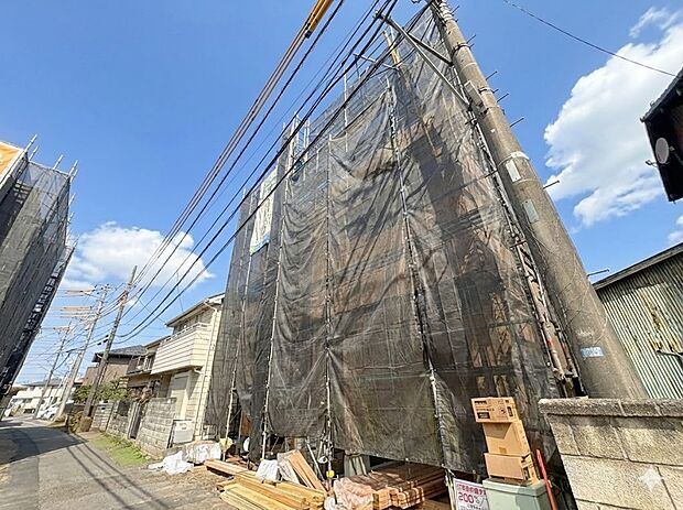 【前面道路】家の前をまっすぐの通りが走っている。クルマは少なく、人々は毎朝、ウォーキング、ジョギング、犬の散歩など、フリーな朝時間を過ごしている。