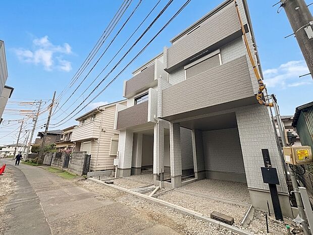 【前面道路】家の前をまっすぐの通りが走っている。クルマは少なく、人々は毎朝、ウォーキング、ジョギング、犬の散歩など、フリーな朝時間を過ごしている。