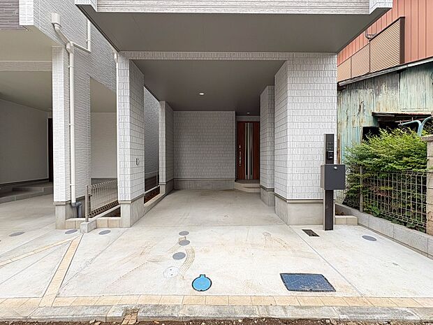ビルトインガレージなら「野ざらし、雨ざらし、吹きさらし」になりません。汚れやいたみは減り、車の掃除もラクになります。