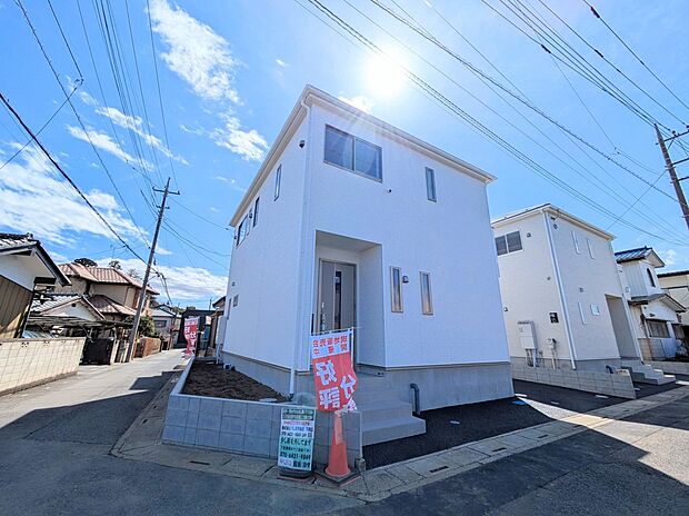 【玄関】家の顔となる玄関は、高いデザイン性が求められます。高級感と断熱性、防犯性に優れた玄関ドアを標準装備。ピッキング対策のセキュリティサムターン等、防犯に考慮しました。