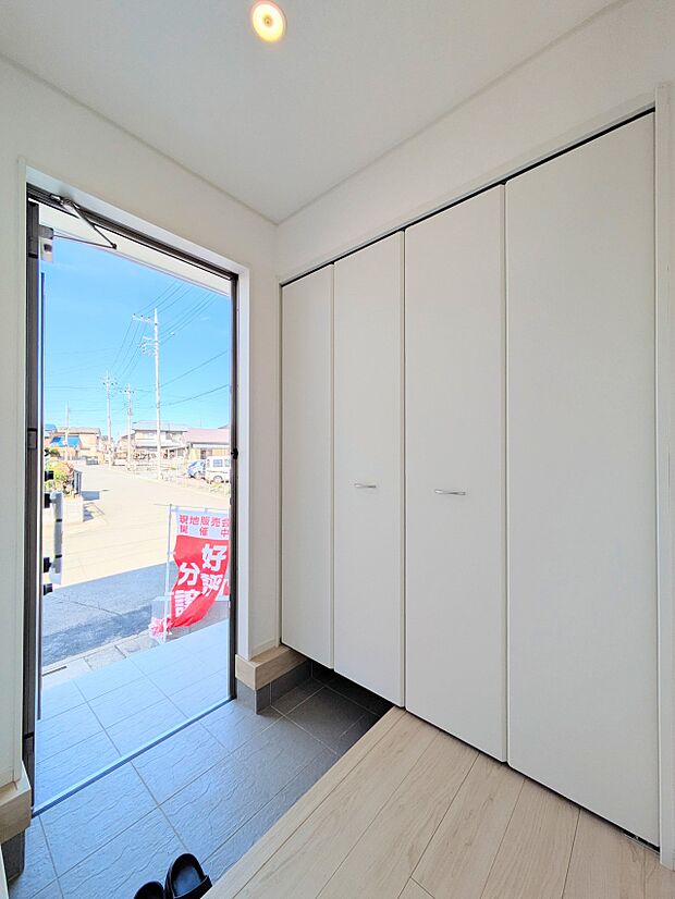 【玄関】玄関はおうちの顔と言われます。玄関アプローチは、外観デザインの印象を左右します。ご家族の個性を出しながら、素敵な玄関でお客様をお迎えしてください。