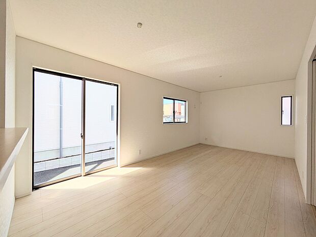 【リビング】光が溢れ、風も溢れ、居心地のよい住空間、自然体で過ごせる住空間にリビングを。それは住むというシンプルなカタチをどこまでも追求してきた結果です。新築の厳かな居住性を身体全体で感じて…