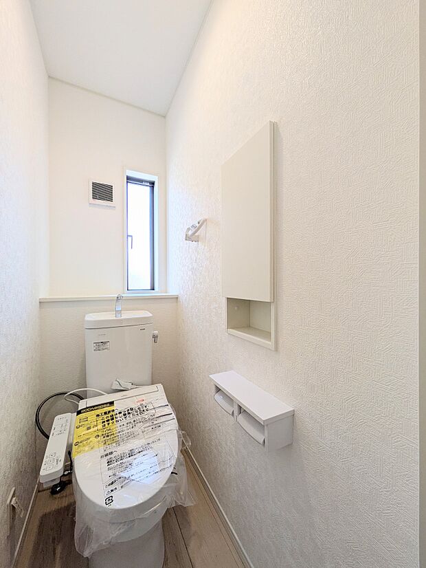 【トイレ】トイレはほどよい空間。居心地のよいスペースといえます。落ち着き、ホッとでき、我にかえる場所。トイレは自分をみつめる場所でもあるのです。