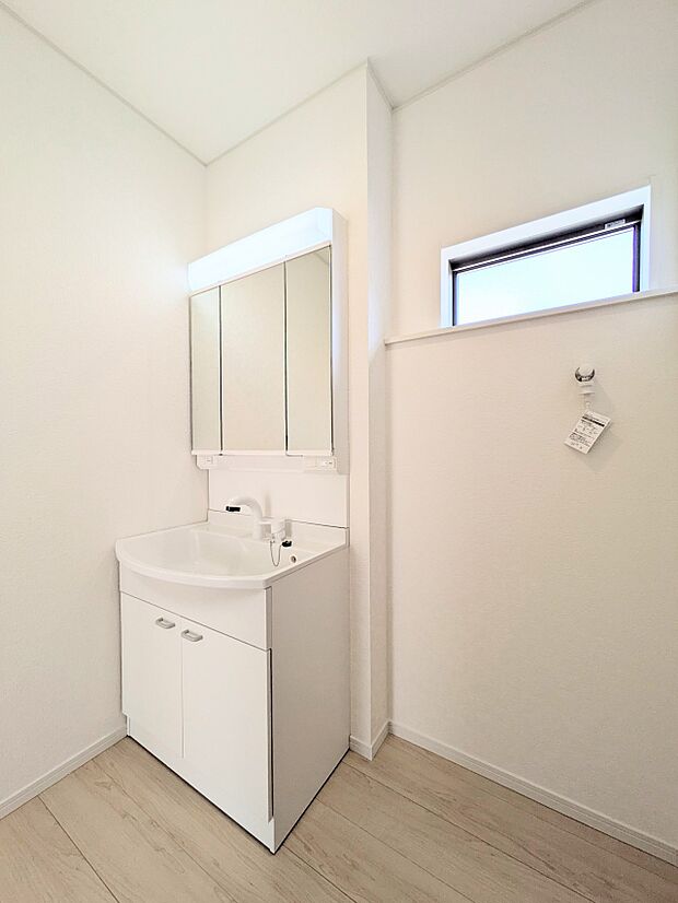 洗面所は小さなプライベートスペース。歯磨き、洗顔と毎日施す個人空間。