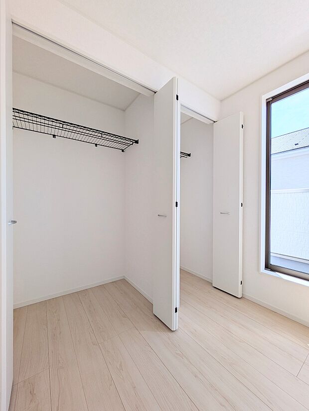 【CL(クローゼット)】壁面クローゼットのメリットは、衣類が横一列に並ぶためひと目で洋服が選びやすいこと。衣類をたくさんお持ちの方も、限られたスペース内に無理なく収納することができます。