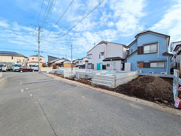 【前面道路6m】車の通行が少ないので、静かな住環境を維持することができます。