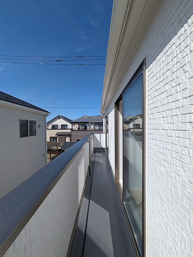 広々したバルコニーは日当り良好。