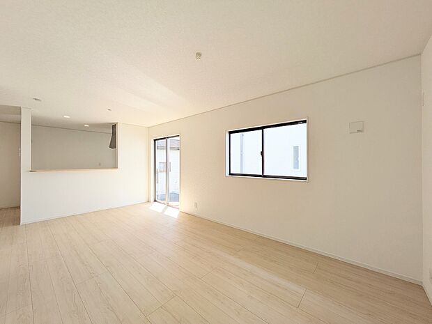 【リビングダイニング】シンプルなデザインの家は風情がある。住む人のこだわりを感じる。外観も内装もいたってシンプル。居心地がよく、家事や趣味、子育てなどにも集中できる。家も人間も熟成するほどシ…